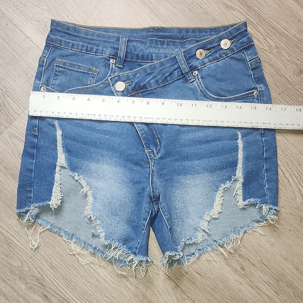 Trendy Frayed Hem Denim Shorts NWOT - Picture 2 of 5
